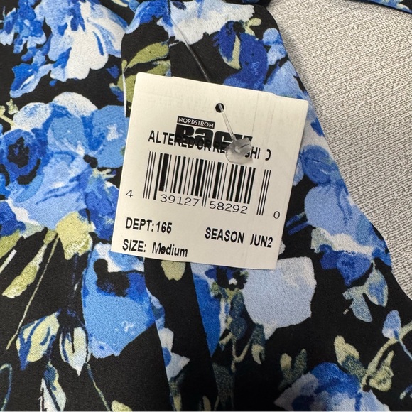 NWT New Vince Camuto Blue Floral Flutter Sleeve V-Neck Blouse Size M - Picture 6 of 6